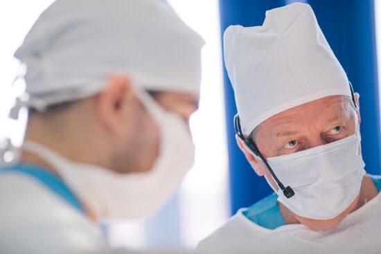 Professor Pyotr Tsarkov gives coloproctology master class at Ivanovo oncology clinic