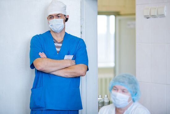 Professor Pyotr Tsarkov gives coloproctology master class at Ivanovo oncology clinic