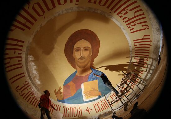 Painting the dome of the Cathedral of Christ the Saviour in Kaliningrad