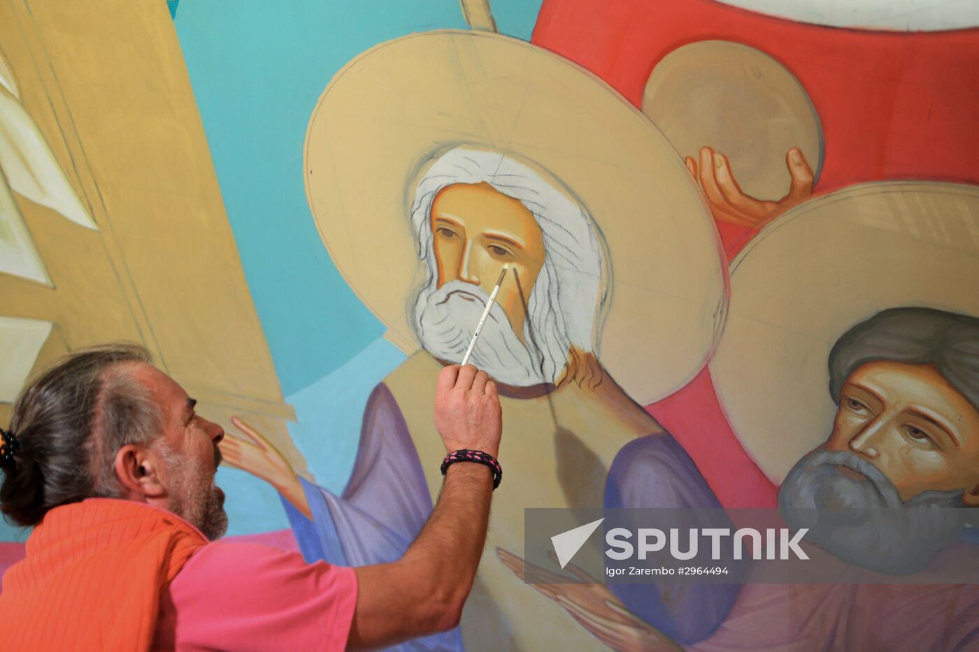 Painting the dome of the Cathedral of Christ the Saviour in Kaliningrad
