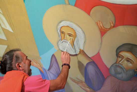 Painting the dome of the Cathedral of Christ the Saviour in Kaliningrad