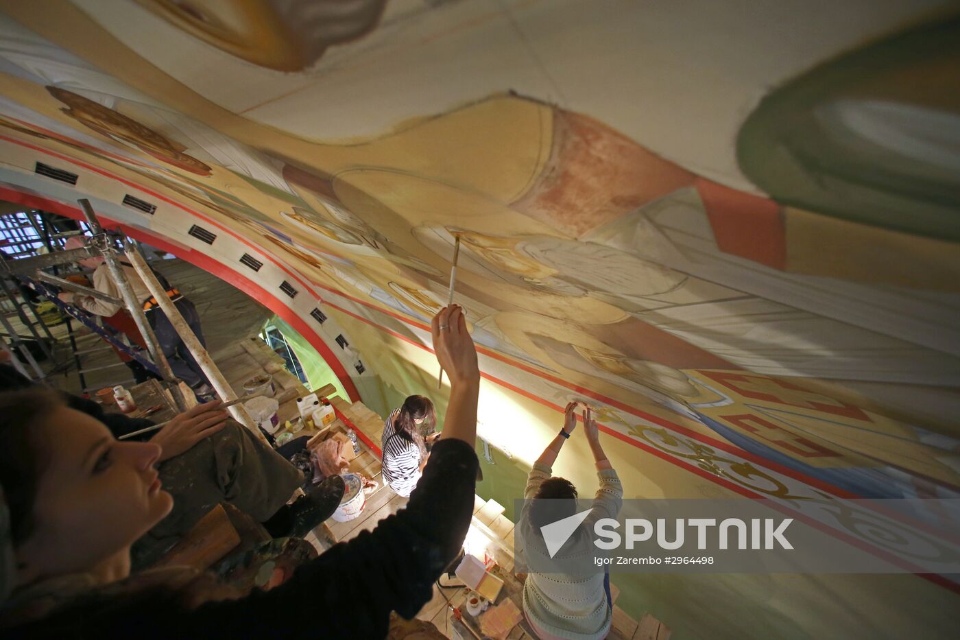 Painting the dome of the Cathedral of Christ the Saviour in Kaliningrad