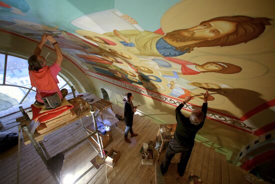 Painting the dome of the Cathedral of Christ the Saviour in Kaliningrad