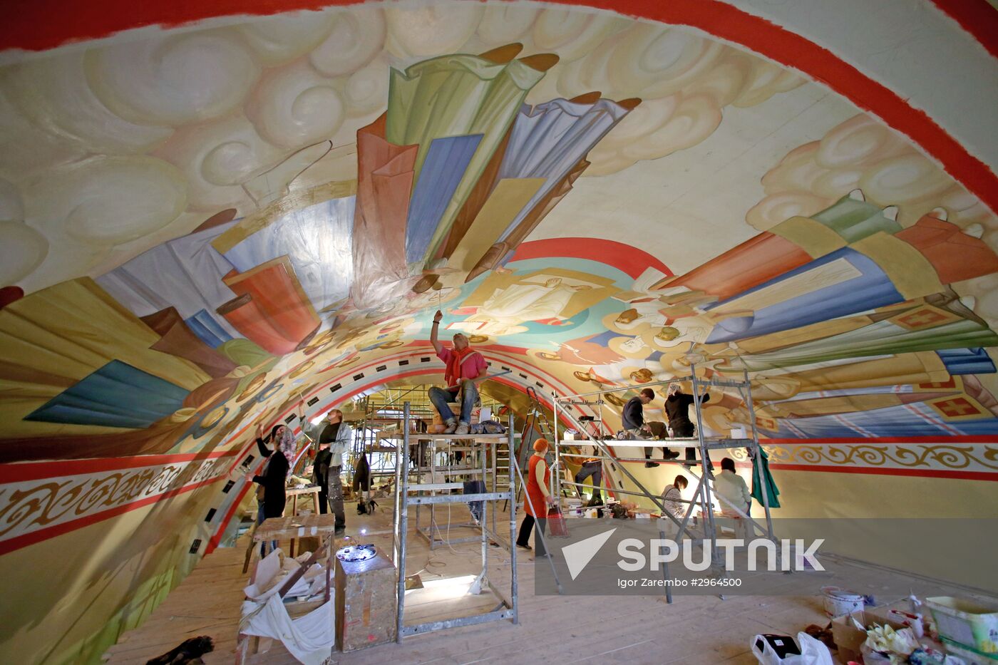 Painting the dome of the Cathedral of Christ the Saviour in Kaliningrad