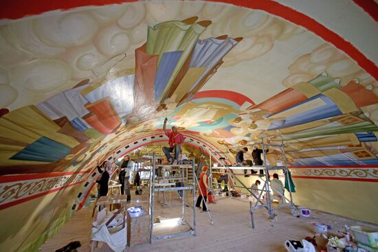 Painting the dome of the Cathedral of Christ the Saviour in Kaliningrad
