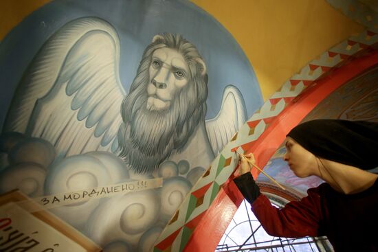 Painting the dome of the Cathedral of Christ the Saviour in Kaliningrad