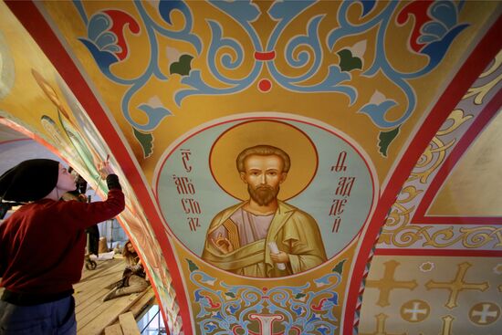 Painting the dome of the Cathedral of Christ the Saviour in Kaliningrad