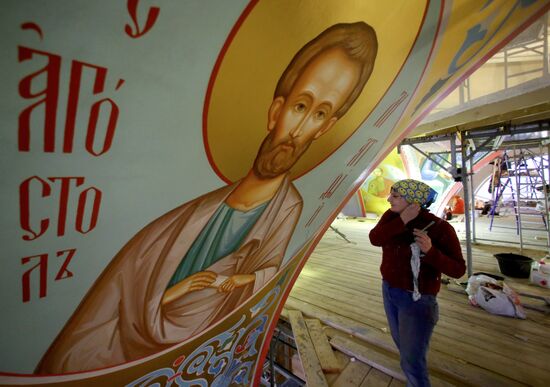 Painting the dome of the Cathedral of Christ the Saviour in Kaliningrad