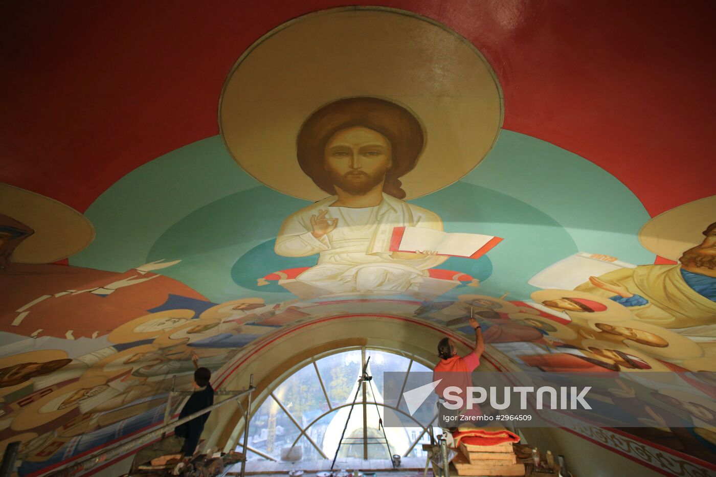 Painting the dome of the Cathedral of Christ the Saviour in Kaliningrad