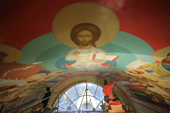 Painting the dome of the Cathedral of Christ the Saviour in Kaliningrad