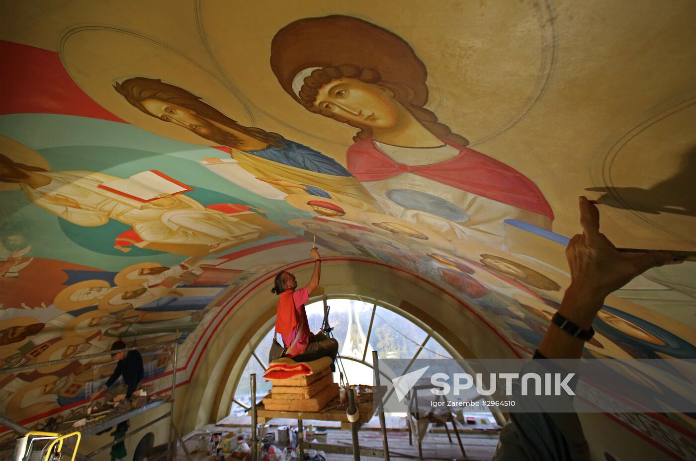 Painting the dome of the Cathedral of Christ the Saviour in Kaliningrad