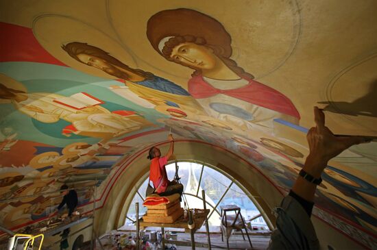 Painting the dome of the Cathedral of Christ the Saviour in Kaliningrad