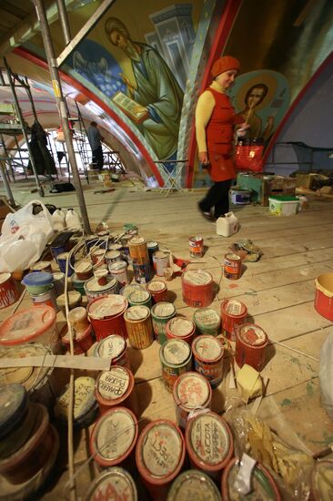 Painting the dome of the Cathedral of Christ the Saviour in Kaliningrad