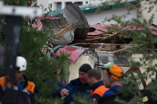 Helicopter falls on a private residence in Sochi