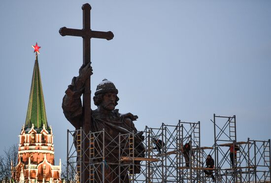 Workers continue dismantling scaffolding near monument to Prince Vladimir on Borovitskaya Square