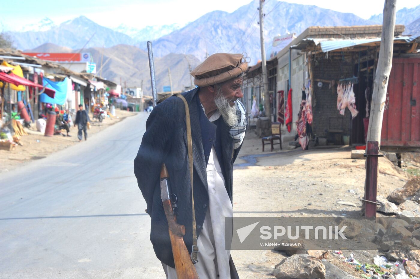 Residents of Afghanisgtan with British BUR rifle