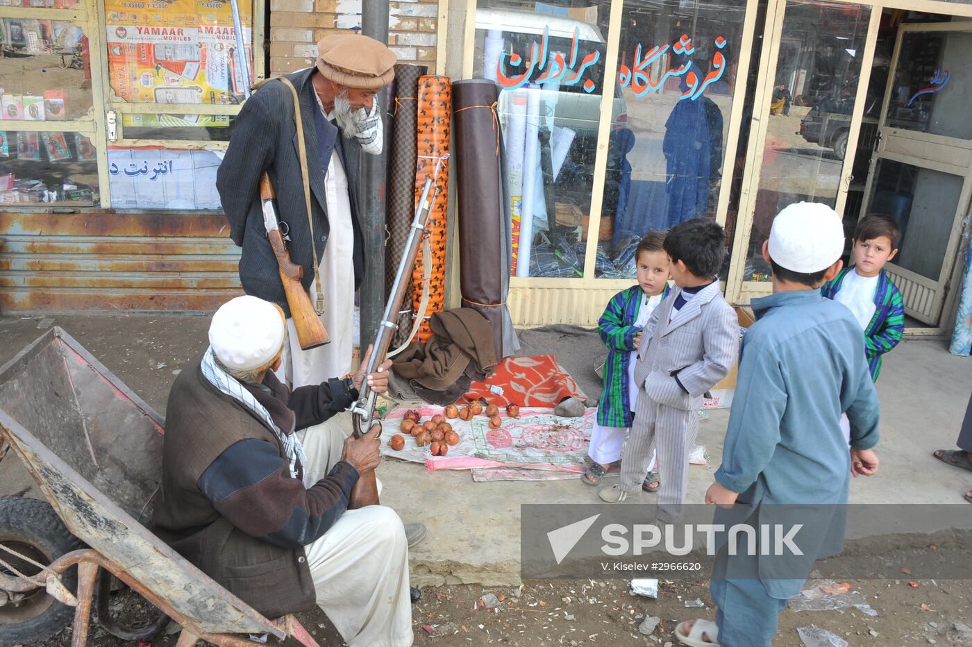 Residents of Afghanisgtan with British BUR rifle