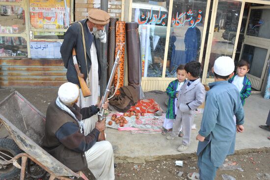 Residents of Afghanisgtan with British BUR rifle