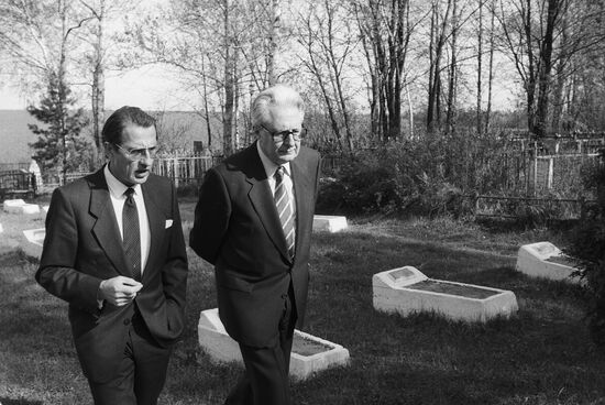 SPD Chairman Hans Vogel visits USSR