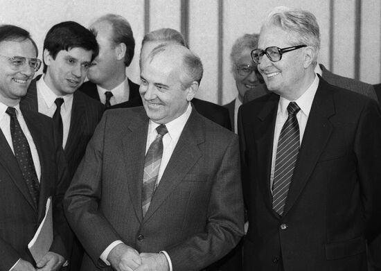 SPD Chairman Hans Vogel visits USSR