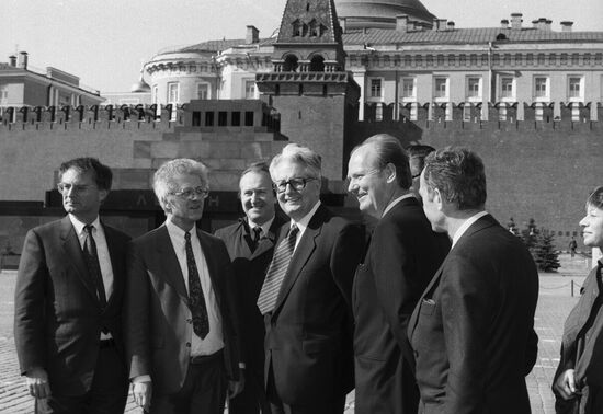 SPD Chairman Hans Vogel visits USSR