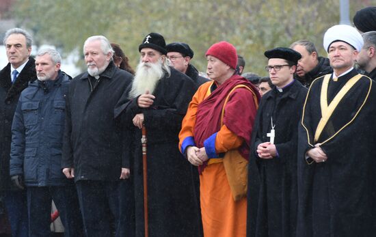 Prince Vladimir monument unveiled in Moscow