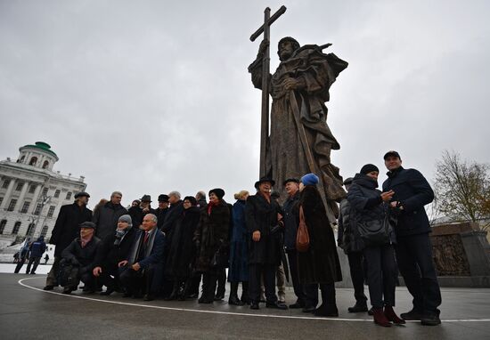 Prince Vladimir monument unveiled in Moscow