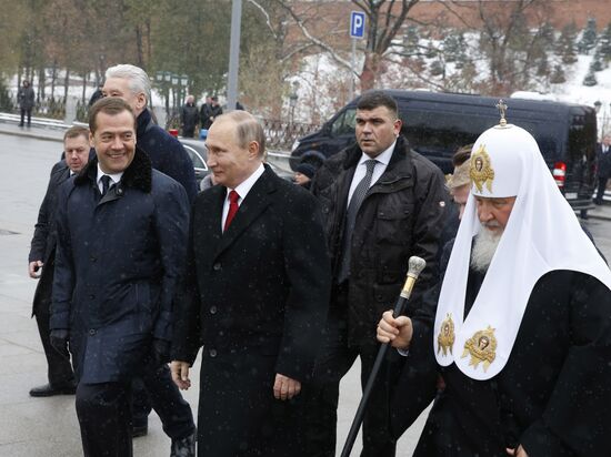 Russian President Vladimir Putin, Prime Minister Dmitry Medvedev attend ceremony to unveil Prince Vladimir monument in Moscow