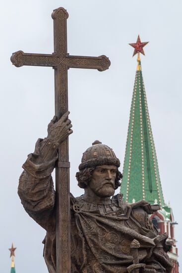 Prince Vladimir monument unveiled in Moscow