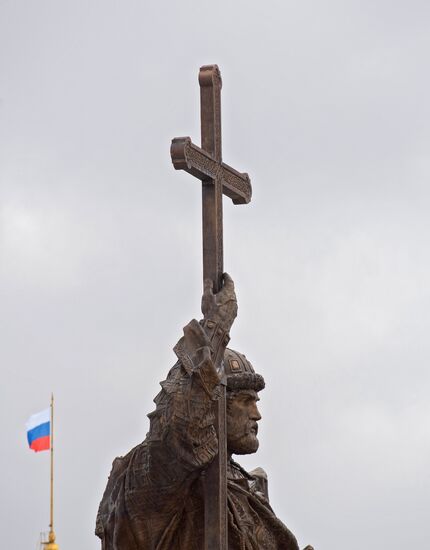 Prince Vladimir monument unveiled in Moscow