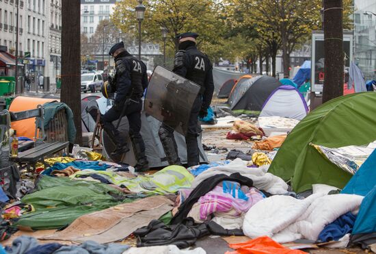 Large migrant camp cleared out in Paris