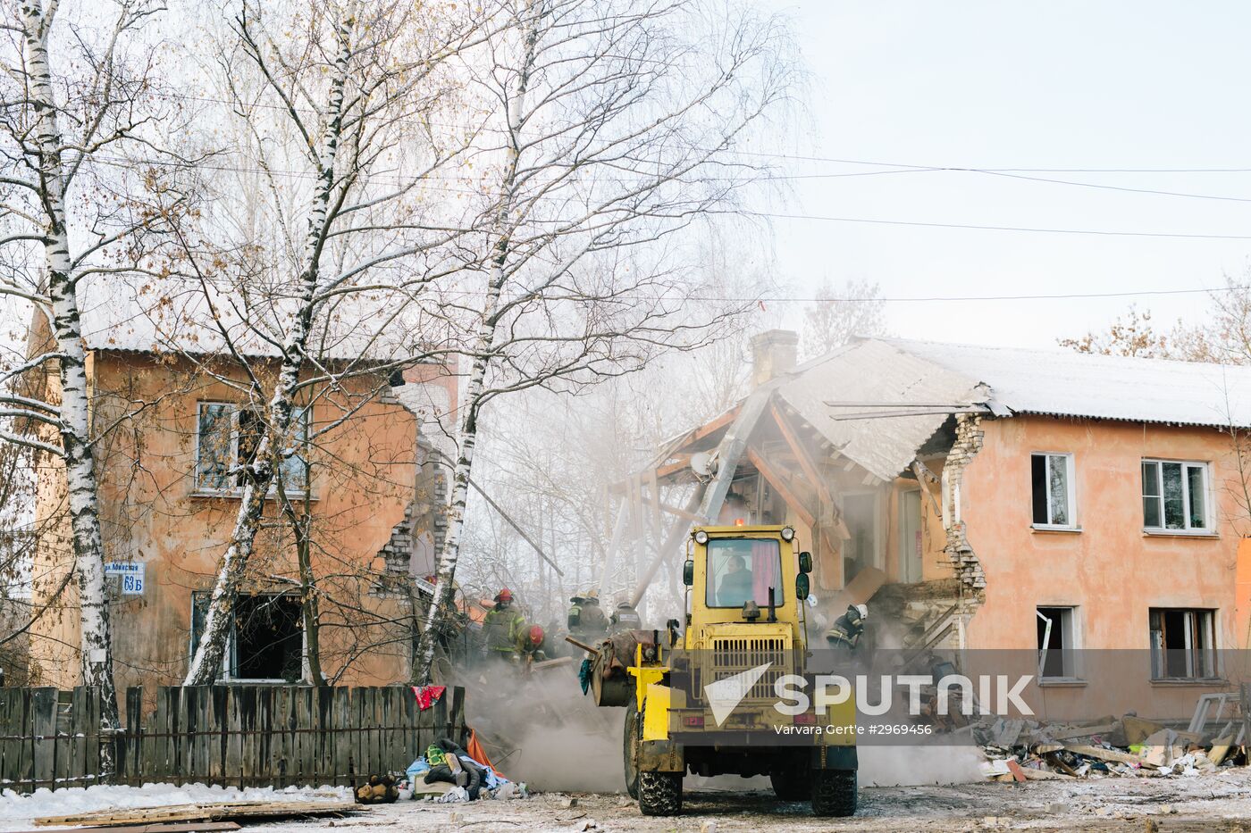 The Emergency Ministry's employees work at an explosion site at a residential house on Minskaya Street in Ivanovo. Location: Russia, Ivanovo. Author: Varvara Gert'e/Sputnik. Consequences of gas explosion in residential house in Ivanovo