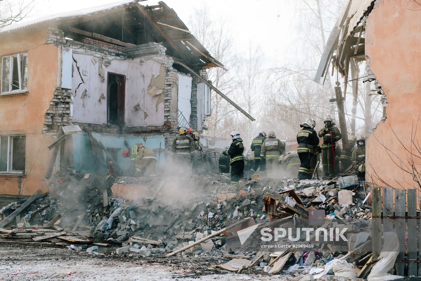 The Emergency Ministry's employees work at an explosion site at a residential house on Minskaya Street in Ivanovo. Location: Russia, Ivanovo. Author: Varvara Gert'e/Sputnik. Consequences of gas explosion in residential house in Ivanovo