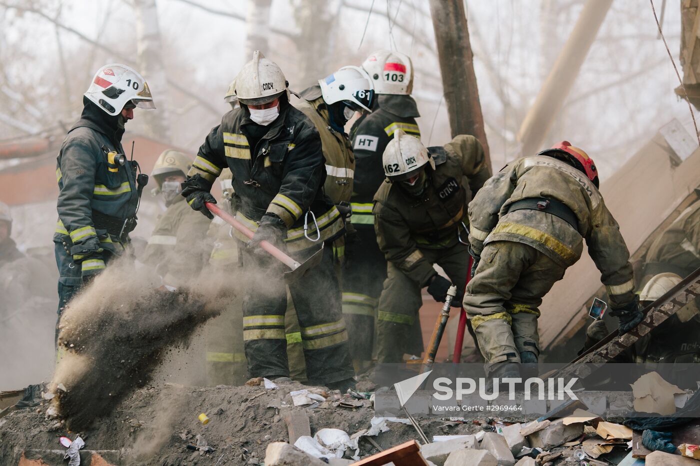 The Emergency Ministry's employees work at an explosion site in a residential house on Minskaya Street in Ivanovo. Location: Russia, Ivanovo. Author: Varvara Gert'e/Sputnik. Consequences of gas explosion in residential house in Ivanovo