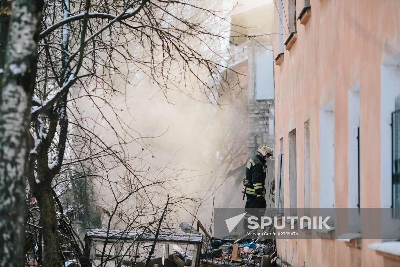 The Emergency Ministry's employees at an explosion site at a residential house on Minskaya Street in Ivanovo. Location: Russia, Ivanovo. Author: Varvara Gert'e/Sputnik. Consequences of gas explosion in residential house in Ivanovo