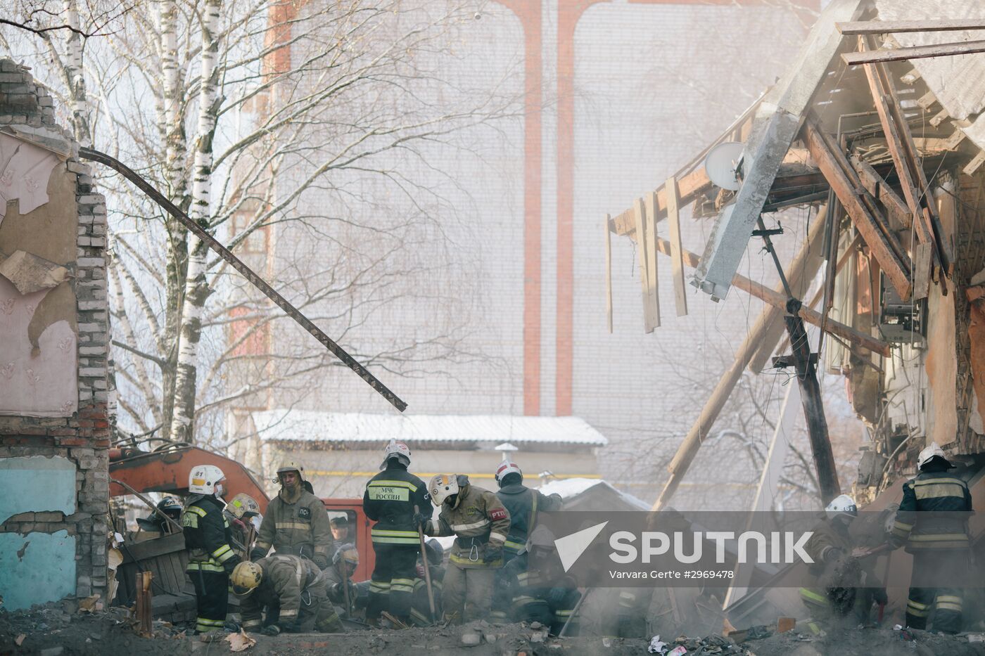 The Emergency Ministry's employees work at an explosion site in a residential house on Minskaya Street in Ivanovo. Location: Russia, Ivanovo. Author: Varvara Gert'e/Sputnik. Consequences of gas explosion in residential house in Ivanovo