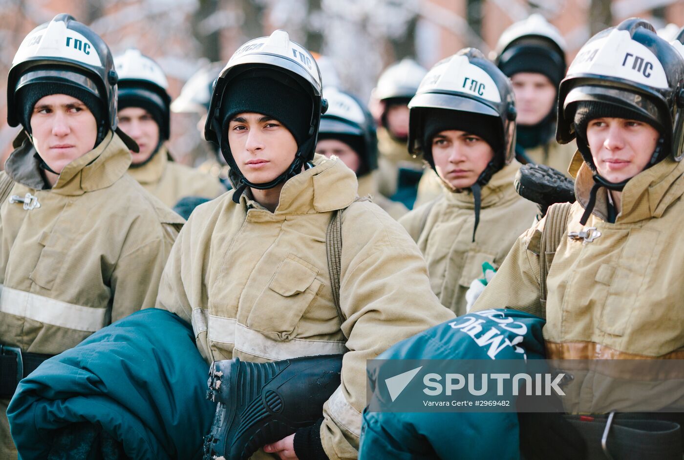 Members of the fire-fighting service who came to an explosion site at a residential house on Minskaya Street in Ivanovo. Location: Russia, Ivanovo. Author: Varvara Gert'e/Sputnik. Consequences of gas explosion in residential house in Ivanovo