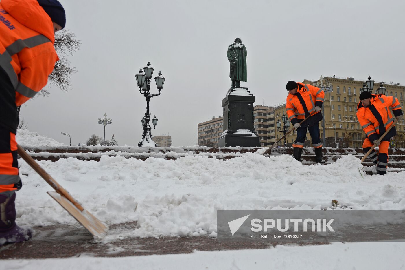 Cleaning snow in Moscow