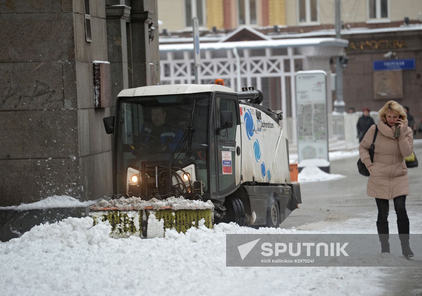 Cleaning snow in Moscow