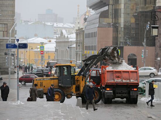 Cleaning snow in Moscow