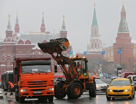 Cleaning snow in Moscow