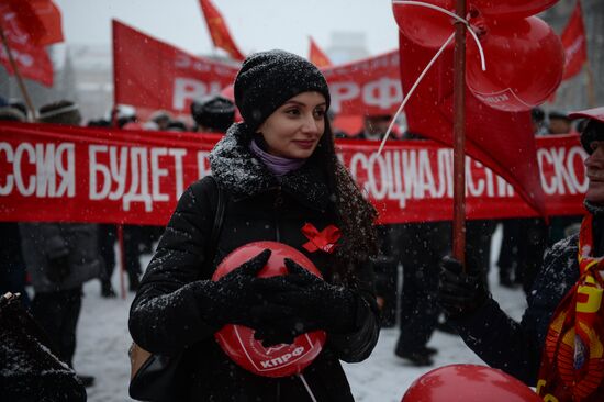 Processions marking 99th anniversary of October Revolution in Russian regions