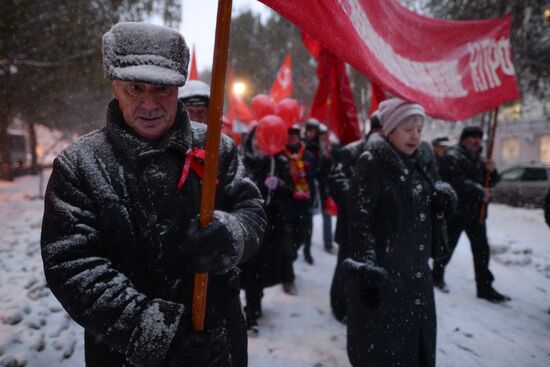 Processions marking 99th anniversary of October Revolution in Russian regions