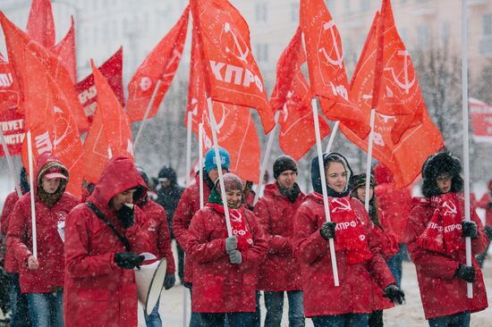 Processions marking 99th anniversary of October Revolution in Russian regions