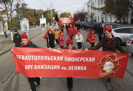 Processions marking 99th anniversary of October Revolution in Russian regions