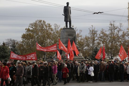 Processions marking 99th anniversary of October Revolution in Russian regions