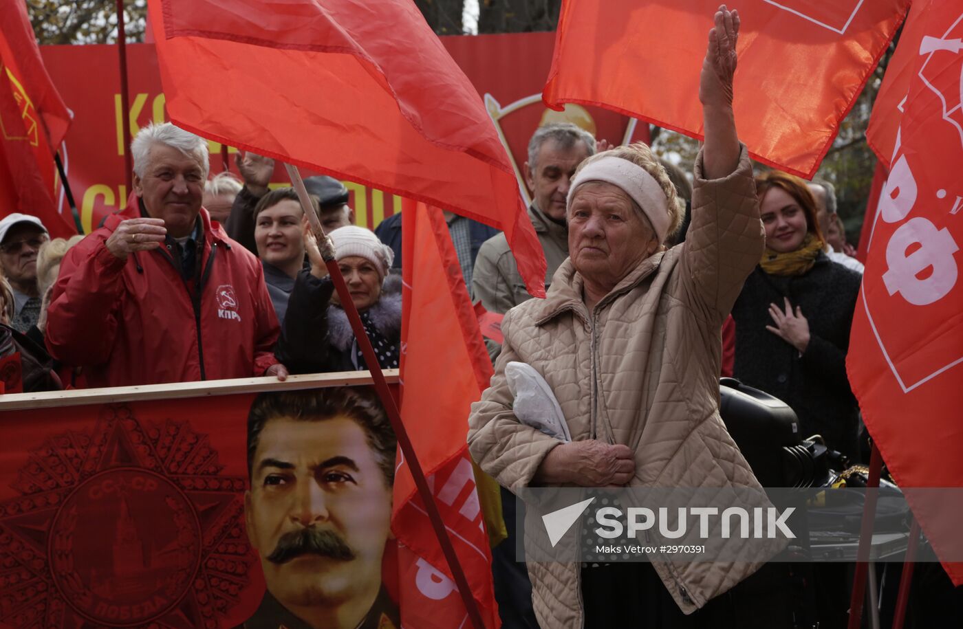 Processions marking 99th anniversary of October Revolution in Russian regions