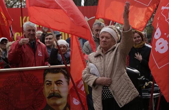 Processions marking 99th anniversary of October Revolution in Russian regions