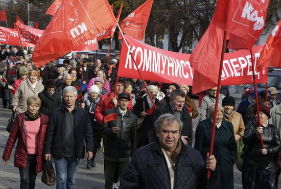 Processions marking 99th anniversary of October Revolution in Russian regions