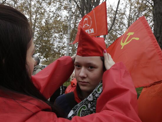 Processions marking 99th anniversary of October Revolution in Russian regions